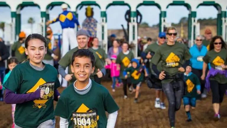 Various people starting to run in the Del Mar Family Fun Run